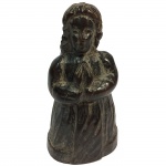 Escultura em monobloco de nó de pinho representando Nossa Senhora. Brasil. Provavelmente séc XIX. 11,5 cm de altura.