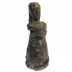 Escultura em monobloco de nó de pinho representando Nossa Senhora. Brasil.  Provavelmente séc XIX. 13 cm de altura.
