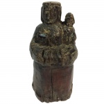 Escultura em monobloco de nó de pinho representando Nossa Senhora com menino. Brasil.  Provavelmente séc XIX. 11 cm de altura.