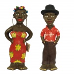 Ubiraci A. Freitas. Par de esculturas em cerâmica representando casal de bonecos. Maior 58 cm de altura e menor 53 cm de altura.
