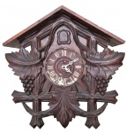Relógio de parede em executado em madeira. 44 x 43 x 17 cm.