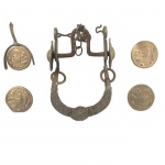 Conjunto com 5 peças para cavalos em metal com desenhos em relevo. Brasil, cerca de 1900.