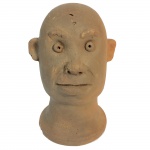 Veríssimo. Escultura em barro representando cabeça de homem. 22 cm de altura.