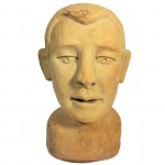 Escultura em barro representando cabeça de homem. 24 cm de altura.