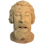 Escultura em barro representando cabeça de homem. 27 cm de altura.