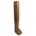 Ex-voto em monobloco de madeira. Brasil, princípio do Séc. XX. Bela pátina. 40 cm de altura.