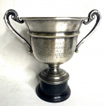 COLEÇÃO - trofeu de metal espessurado a prata, Primeiro Lugar, 1950, medindo: 15 cm alt.