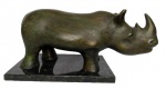 SONIA EBLING - escultura de bronze patinada, representando rinoceronte, base de mármore, medindo: 48 cm comp. x 20 cm alt.