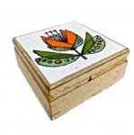 Caixa porta objetos, assinado na base, A.M, Ceará, medindo: 16 cm x 16 cm x 7 cm