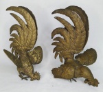 Par de belas esculturas em metal dourado, representado galos de rinha, medindo: 27 cm alt.