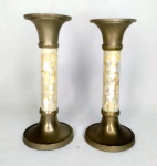 Par de delicados castiçais em metal dourado e cabo em madre pérola, medindo: 20 cm alt.