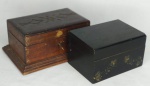 Lote contendo: 2 caixas de madeira, medindo: 13 cm x 9 cm x 8 cm e 18 cm x 12 cm x 18 cm