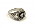 Lindo e delicado anel ao gosto Versace,, cravejado com pedras, aro: 30