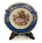 LIMOGES France, miniatura de prato em porcelana, com desenho feito a mão, medindo: 6,5 cm diâmetro.