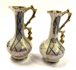 Par de miniaturas de vasos em porcelana, medindo: 8 cm alt.