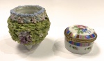 Lote contendo: porta comprimido de porcelana e pequeno vaso em cerâmica, medindo: 5 cm e 2 cm alt.