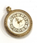 Relógio de bolso MONDAINE, ANCRE 17 RUBIS, à corda, caixa de metal dourado lavrado com folhas, mostrador branco com algarismos romanos em negrito. Funcionando até o momento. (pequenos rachados no vidro)