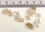 Lote contendo: diversas pedras translúcidas de tamanhos diferentes,