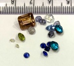 Lote contendo: diversas pedras varias cores de tamanhos diferentes,