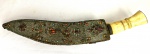 Raríssima faca oriental, cabo em marfim, estojo filigramado todo cravejado, medindo: 42 cm comp.