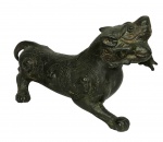 Magnifica e rara escultura oriental de metal representado especie de cão de fó, medindo: 16 cm comp.