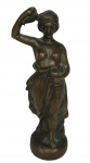 Miniatura e Delicada escultura em bronze representando Vênus, assinado na base ilegível, medindo: 13 cm alt.