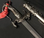 Magnifica espada estilo samurai exuberantemente elaborada sendo o cabo em metal em formato de dragão e bainha toda trabalhada , medindo 91 cm a espada e 95 cm o conjunto.