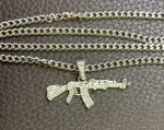 OPORTUNIDADE: cordão em metal prateado rabo de rato, pingente representando AK-47 todo cravejado, medindo: 60 cm comp. total e pingente 5 cm comp.