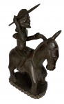 Arte Africana - Escultura erótica de guerreiro africano com lança s/ cavalo, esculpido em madeira nobre, medindo: 80 cm x 55 cm (antiga precisa de pequenos reparos)