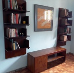Conjunto de sala para TV com 2 estantes de parede e rack de TV . Medem:  (44x64x57 ) cm (Movel ) e ( 61 x30 x163 )cm  estantes em madeira envernizada  e tampo laqueado.