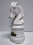 Belíssimo busto de cavalo em porcelana branca resinada . Mede: 28 cm