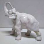 Elefante em porcelana branca resinada com o pé colado , precisa de restauro. Mede: 20 x 19 cm