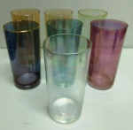 Conjunto de 7 antigos  copos em vidro furta cor com haste dourada . Medem: 15 cm.