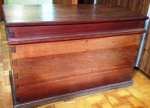 Sensacional Báu em madeira madeira nobre. Mede: 88 x56x41 cm  (A)