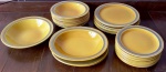 Lindo Jogo de jantar em porcelana PORTO FERREIRA contendo 30 peças  sendo 9 pratos fundos ( 21 cm) - 7 pratos rasos ( 24 cm) - 3 travessas ovais ( 26,26e 23 cm ) - 1 bowls (25 cm ) - 10 pratos de sobremesa ( 21 cm )  (J)