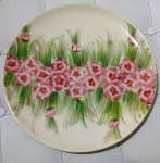 Grande prato em porcelana pintado a mão com temas florais . Marca : WEISS BRASIL .Mede: 36 cm. Marcas do tempo.