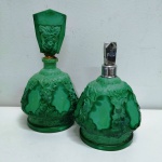 Belíssimos vidros de perfume em pasta de vidro antigo verde  com entalhes florais. Tampa possui uma trinca colada. Mede 20cm a maior peça.