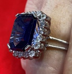 Belíssimo anel em OURO BRANCO com 18 diamantes de 2,5 pontos - e uma safira central de xx Ql . Pesa: 5,4g 
