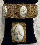 Magnífico Conjunto de Pulseira e Broche em PRATA DOURADA  Filigranada com representação em porcelana pintada com motivos de pássaro. Medem:  18 cm - fechada 6 cm  de diametro