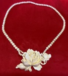 Antigo colar em MARFIM com pingente em formato de rosas . Mede:  40 cm e 20 cm de diametro