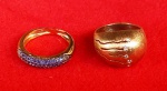 Conjunto de 2 anéis em banho de OURO com incrustações de pedras . Aros 10 e 14