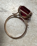 Antigo anel em OURO baixo com pedra vermelha., possível RUBI. ARO: 19 cm