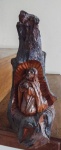Escultura em madeira entalhada em tronco, representando imagem de Jesus Cristo, assinada. Medida 35 cm de altura