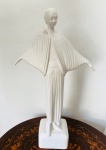 Linda escultura no estilo art déco, confeccionada em faiança. Med. 56 cm.