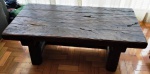 Antiga mesa de sala em madeira bruta de lei maciça . Mede: 120x60x40 cm