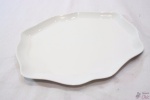 (PASSADO) Travessa Oval Em Porcelana Branca Borda Recortada. MEDINDO: 25cm x 21,5cm