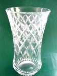 (MBRR) Vaso Floreira Cristal Lapidado Forma Losango. MEDINDO: 14CM DE DIÂMETRO x 25CM DE ALTURA