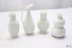 (RR) 4 Vasos Floreiras Diferentes Em Porcelana Branca. Medindo: maior: 14cm de altura; menor: 10,5cm de altura.