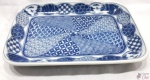 (RR) Petisqueira Retangular Em Porcelana Azul E Branca. Medindo: 23cm x 16cm x 3cm de altura