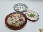 Lote de 3 pratos decorativos, sendo um em madeira e 2 em porcelana. Medindo o prato em madeira pintada 20cm de diâmetro.